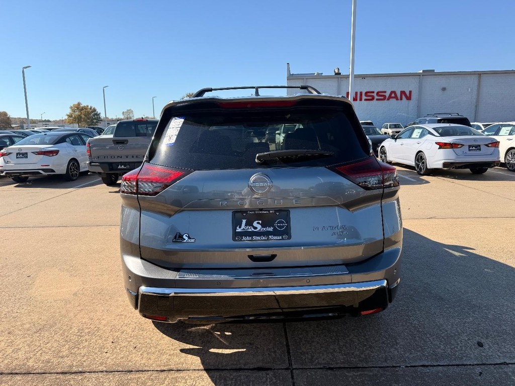 Nissan Rogue Vehicle Full-screen Gallery Image 29