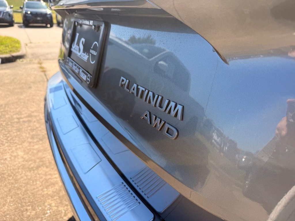 Nissan Rogue Vehicle Full-screen Gallery Image 31