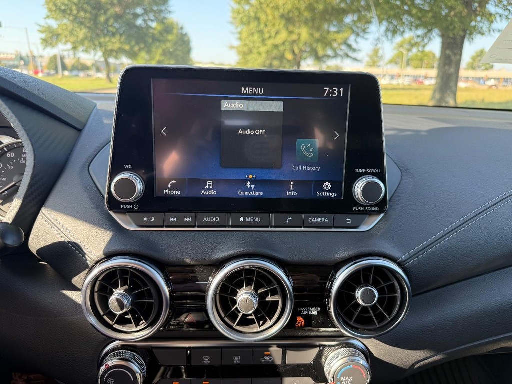 Nissan Sentra Vehicle Full-screen Gallery Image 02