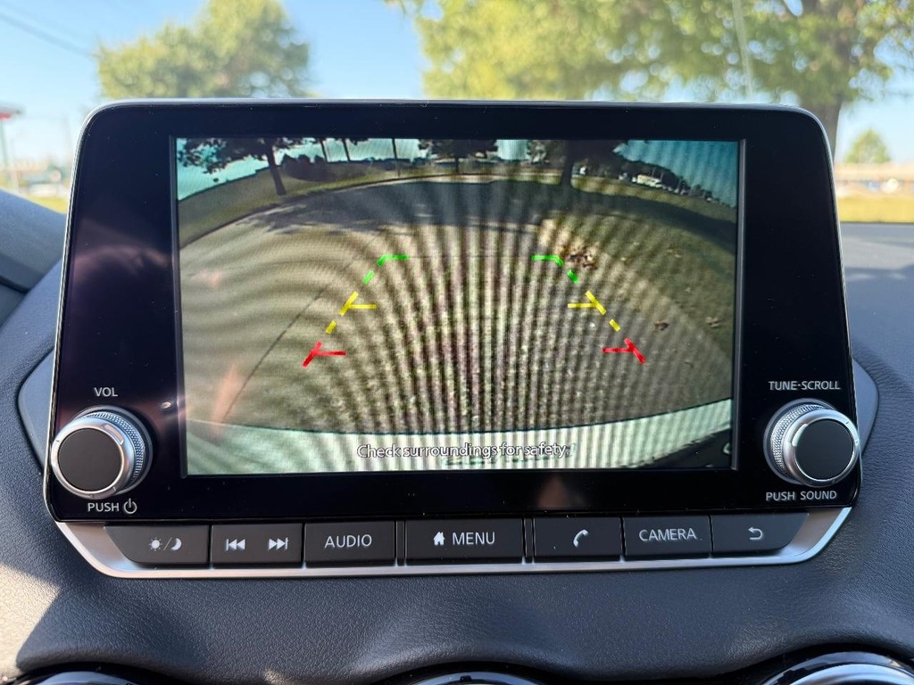 Nissan Sentra Vehicle Full-screen Gallery Image 03