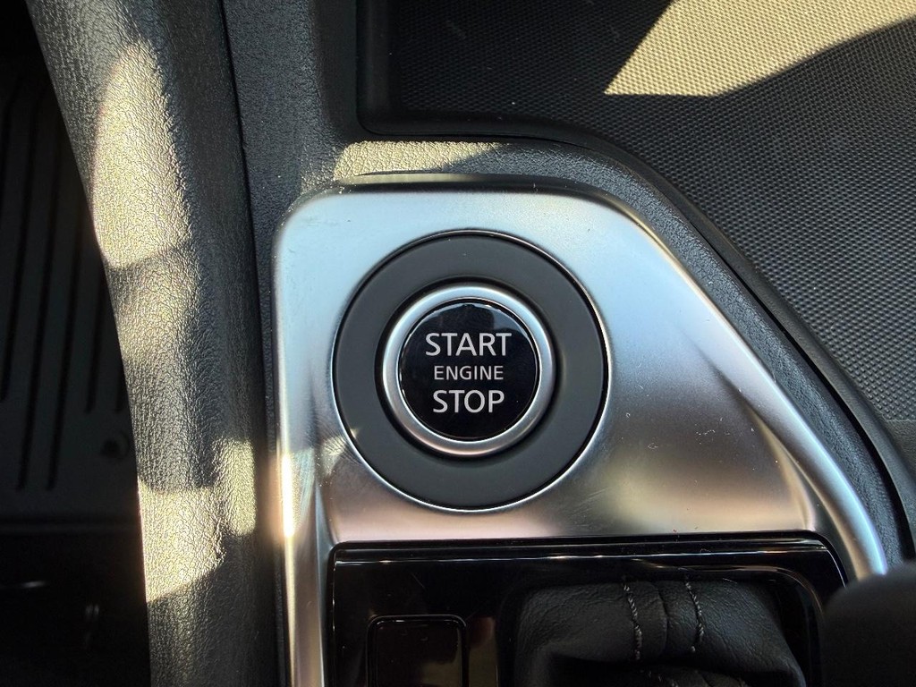 Nissan Sentra Vehicle Full-screen Gallery Image 04