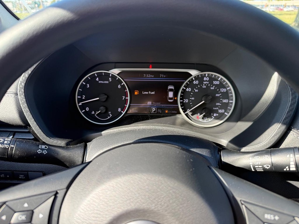 Nissan Sentra Vehicle Full-screen Gallery Image 05