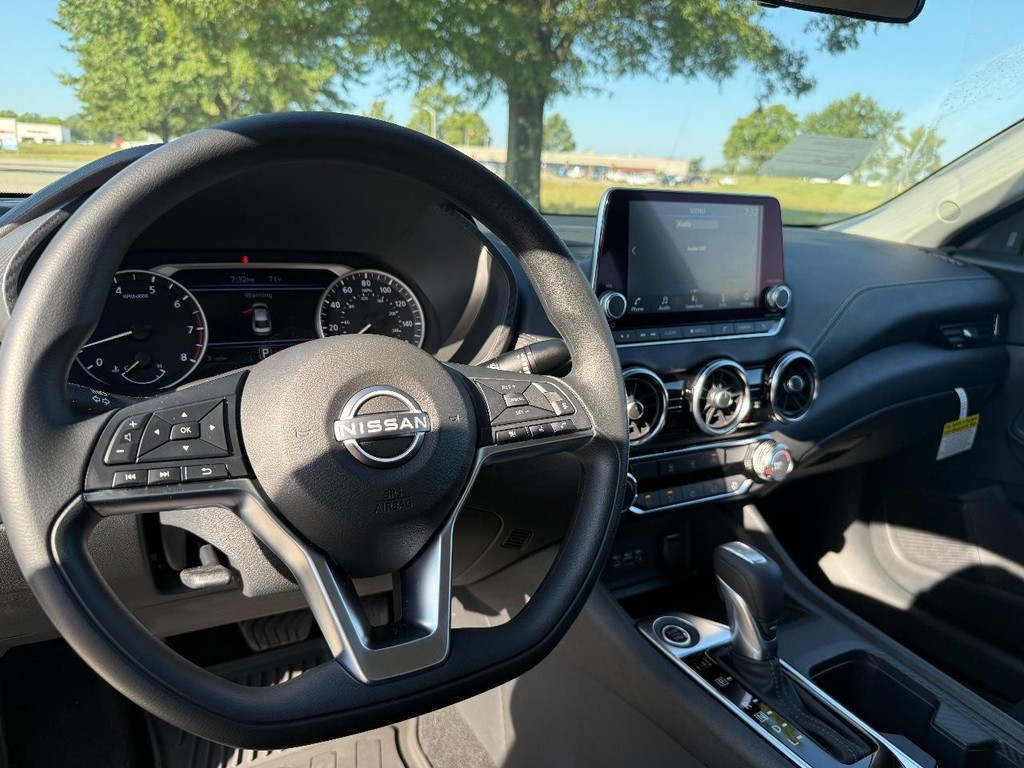 Nissan Sentra Vehicle Full-screen Gallery Image 06