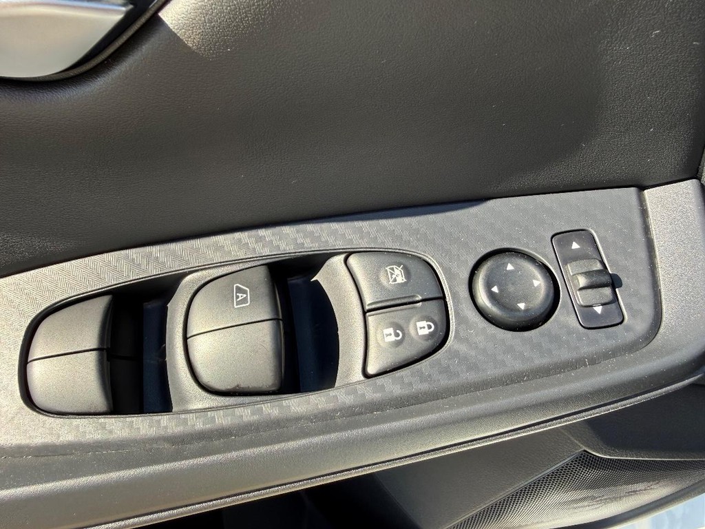 Nissan Sentra Vehicle Full-screen Gallery Image 07