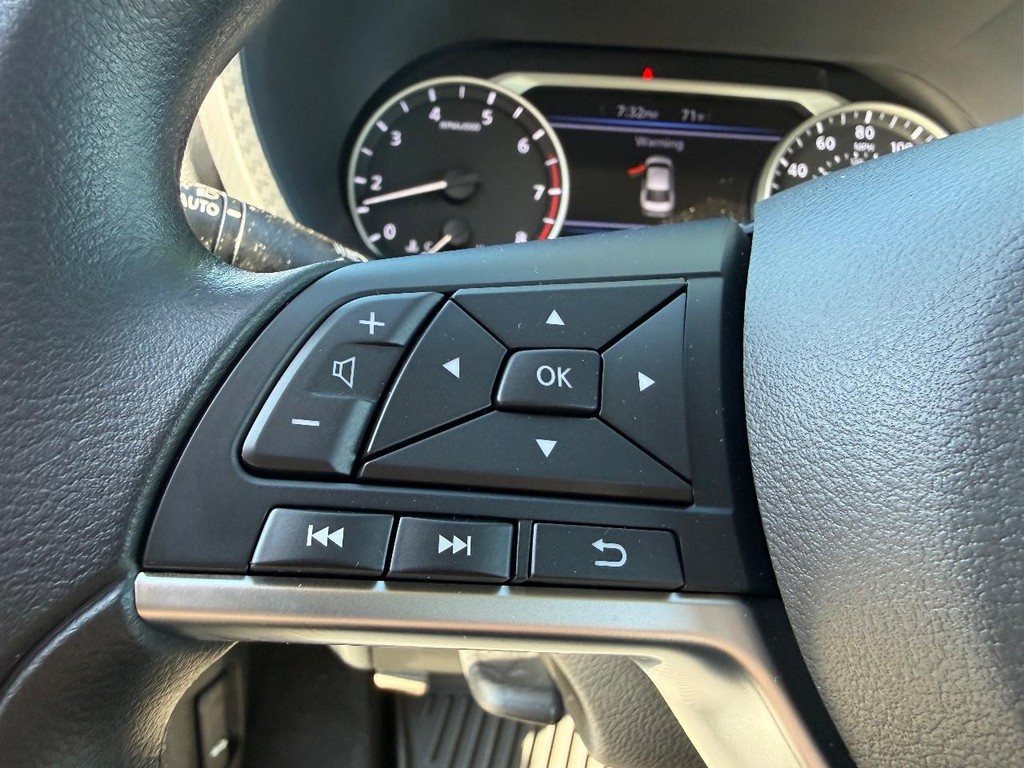 Nissan Sentra Vehicle Full-screen Gallery Image 09