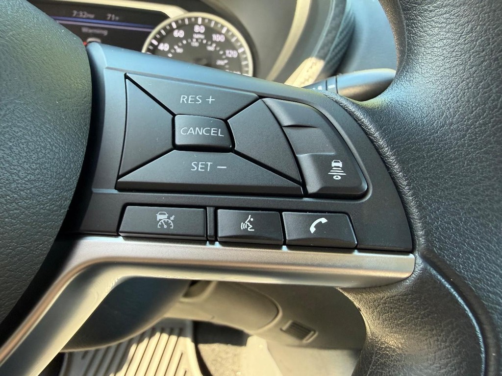 Nissan Sentra Vehicle Full-screen Gallery Image 10