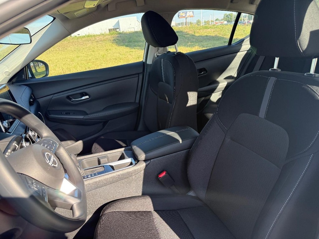 Nissan Sentra Vehicle Full-screen Gallery Image 11