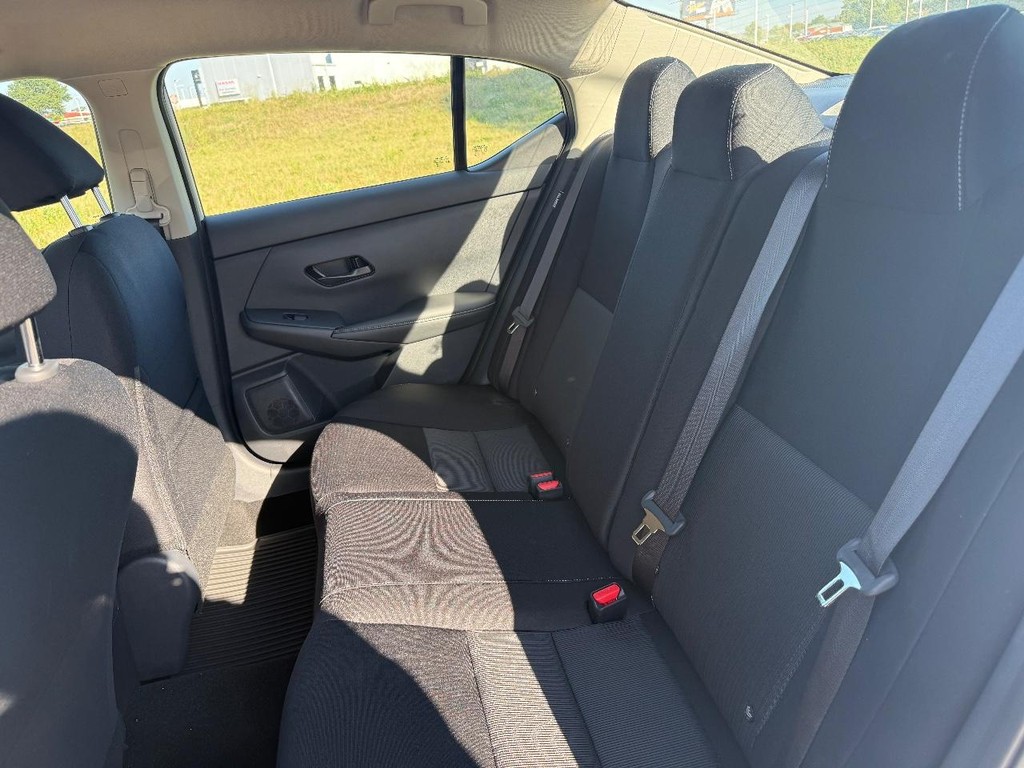 Nissan Sentra Vehicle Full-screen Gallery Image 12