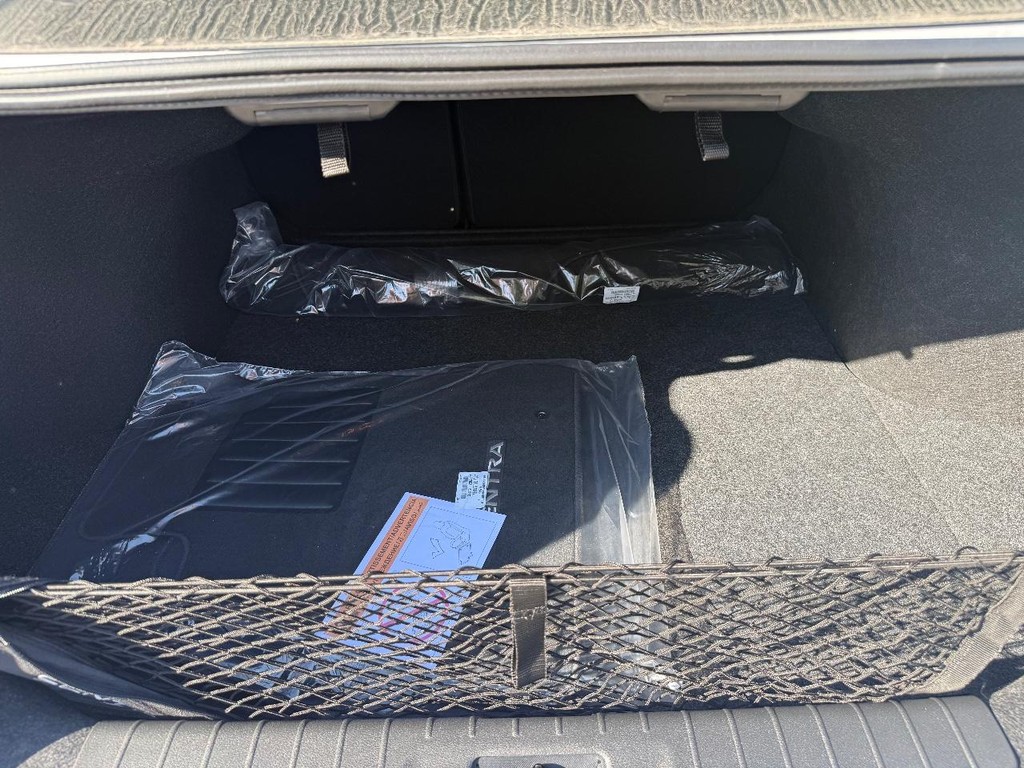 Nissan Sentra Vehicle Full-screen Gallery Image 13