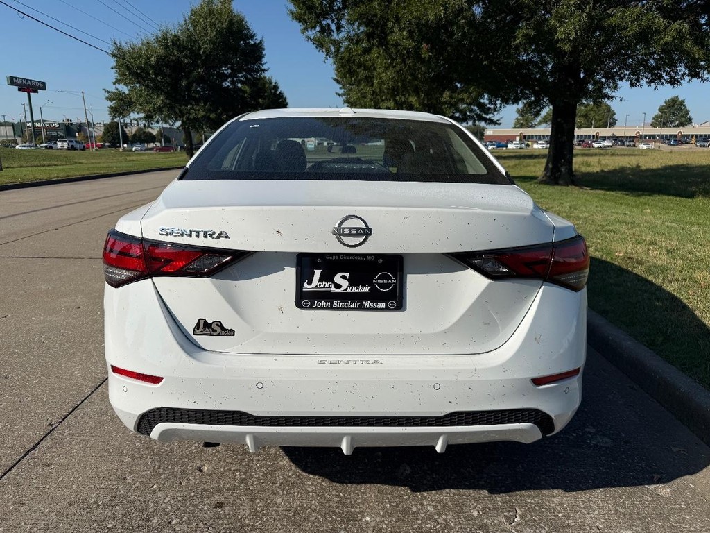 Nissan Sentra Vehicle Full-screen Gallery Image 16