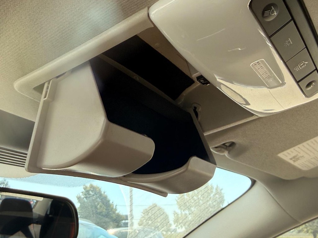 Nissan Sentra Vehicle Full-screen Gallery Image 05