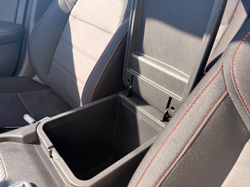 Nissan Sentra Vehicle Full-screen Gallery Image 06