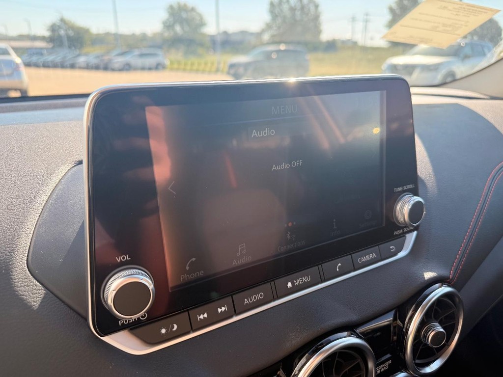 Nissan Sentra Vehicle Full-screen Gallery Image 09