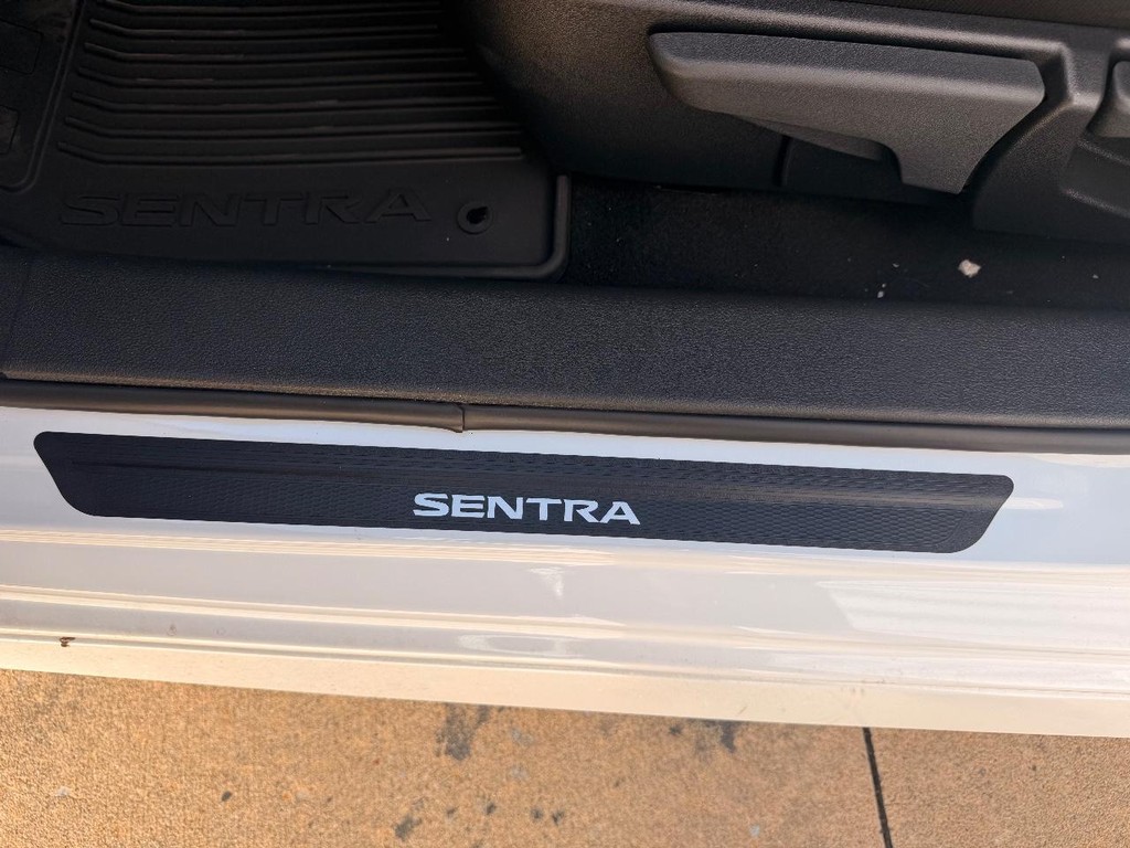 Nissan Sentra Vehicle Full-screen Gallery Image 14