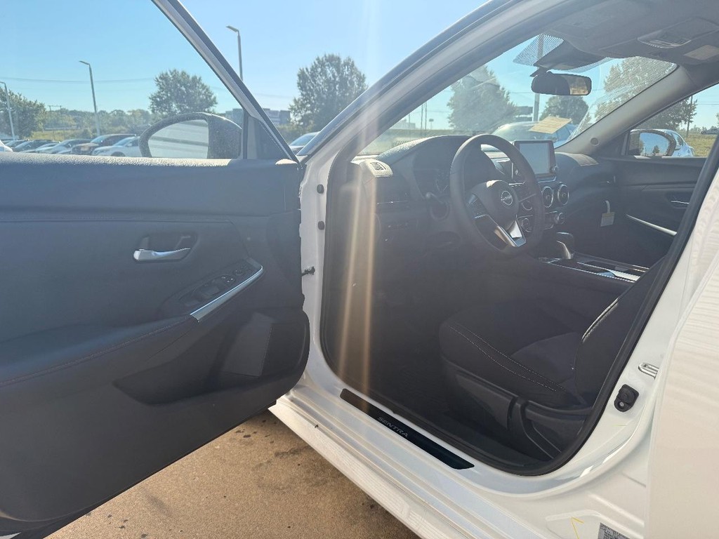 Nissan Sentra Vehicle Full-screen Gallery Image 15