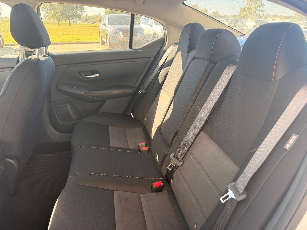 Nissan Sentra Vehicle Full-screen Gallery Image 18