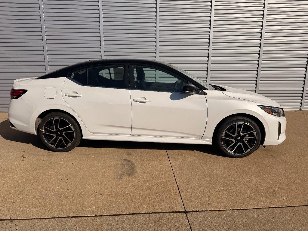 Nissan Sentra Vehicle Full-screen Gallery Image 23