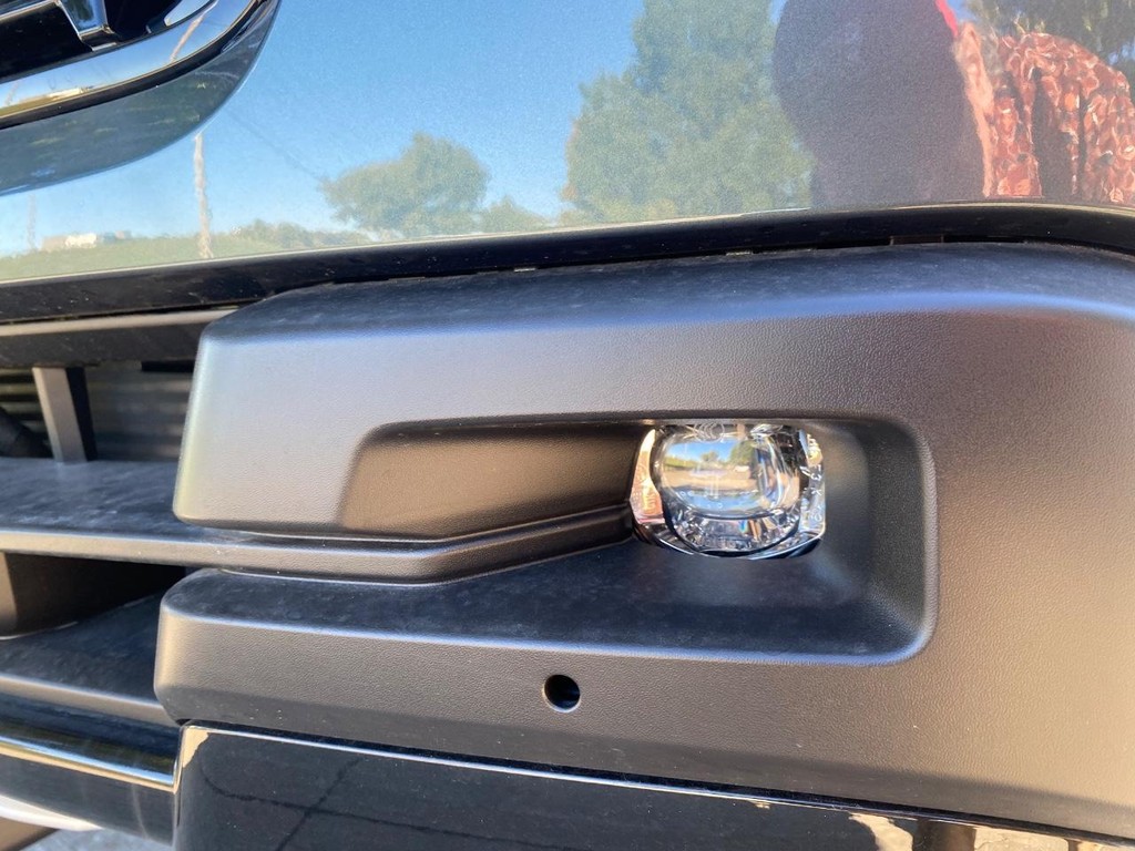 Nissan Armada Vehicle Full-screen Gallery Image 02