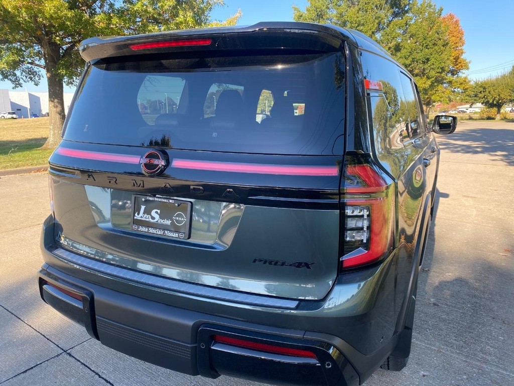 Nissan Armada Vehicle Full-screen Gallery Image 04