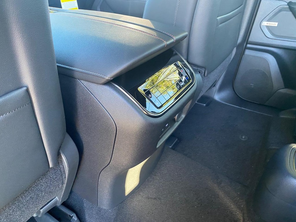 Nissan Armada Vehicle Full-screen Gallery Image 10