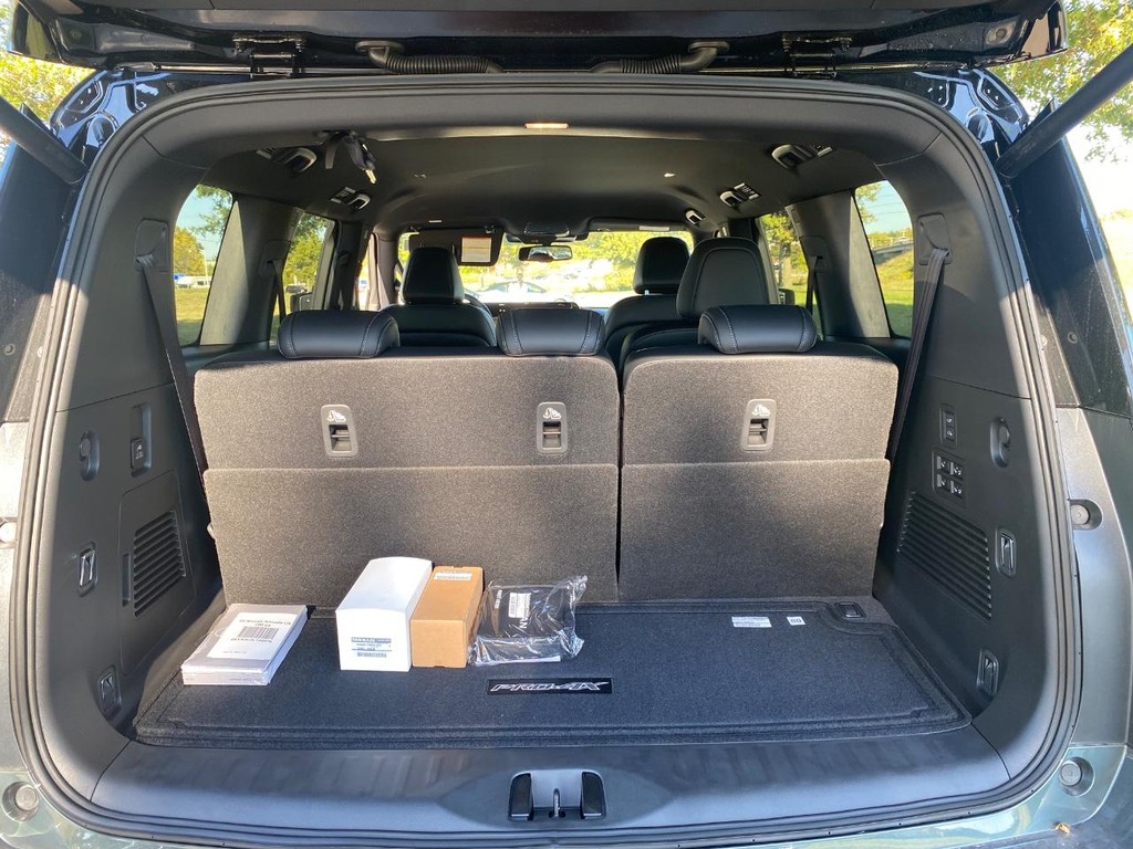 Nissan Armada Vehicle Full-screen Gallery Image 12