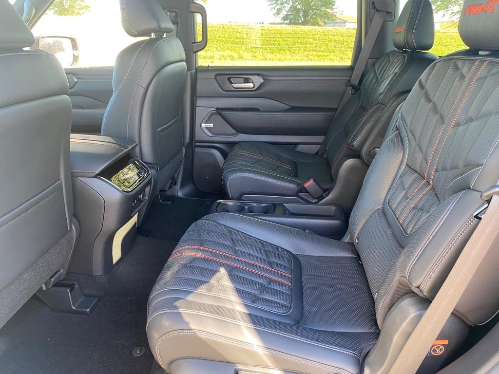 Nissan Armada Vehicle Full-screen Gallery Image 13