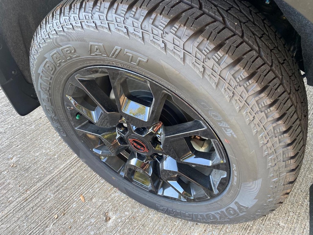 Nissan Armada Vehicle Full-screen Gallery Image 14