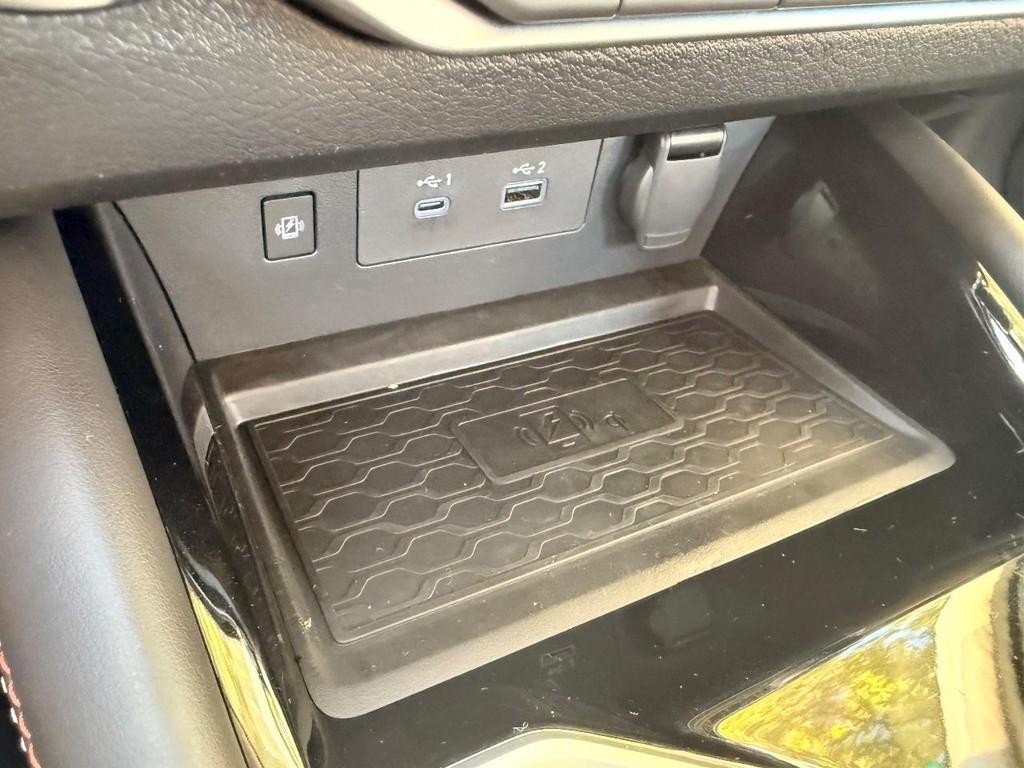 Nissan Altima Vehicle Full-screen Gallery Image 05