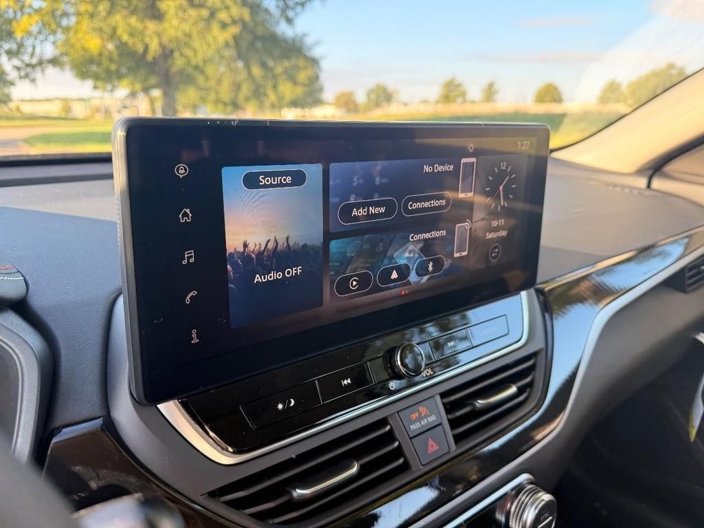 Nissan Altima Vehicle Full-screen Gallery Image 09