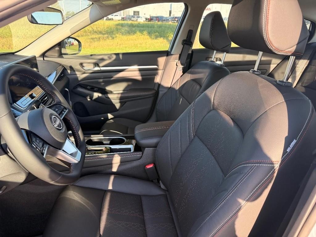 Nissan Altima Vehicle Full-screen Gallery Image 11