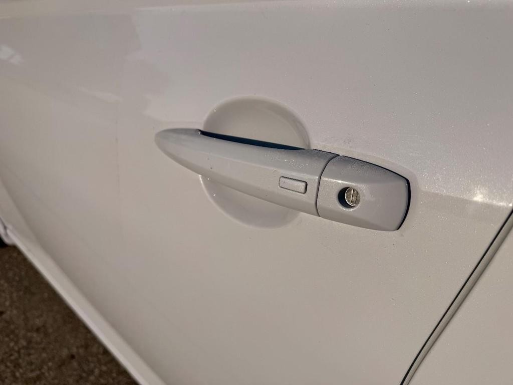 Nissan Altima Vehicle Full-screen Gallery Image 13