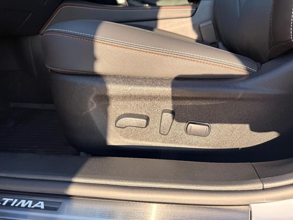 Nissan Altima Vehicle Full-screen Gallery Image 14