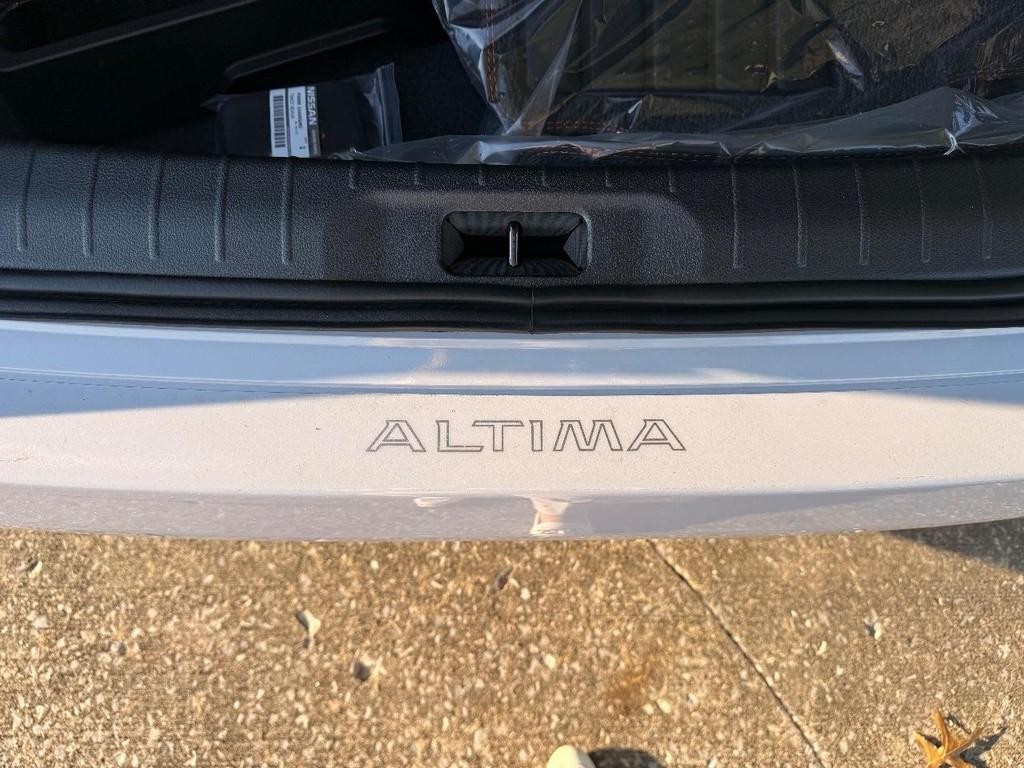 Nissan Altima Vehicle Full-screen Gallery Image 16