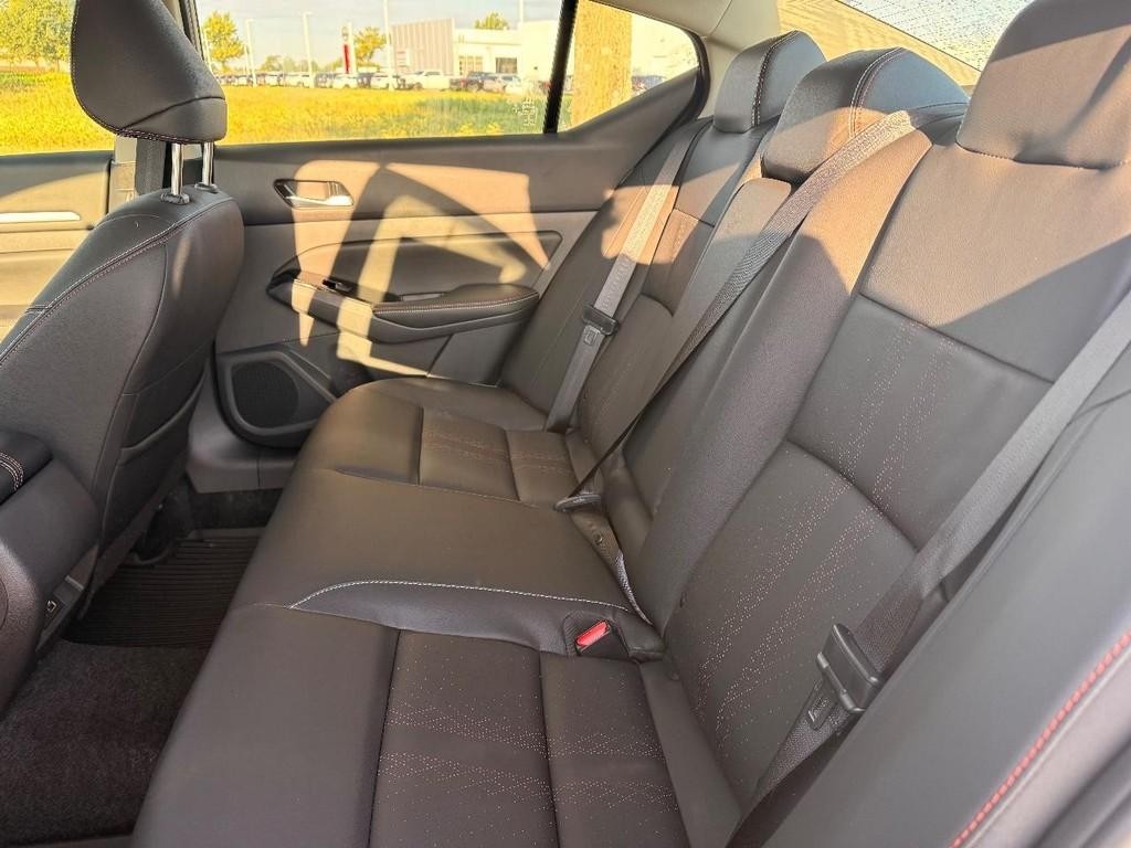 Nissan Altima Vehicle Full-screen Gallery Image 17