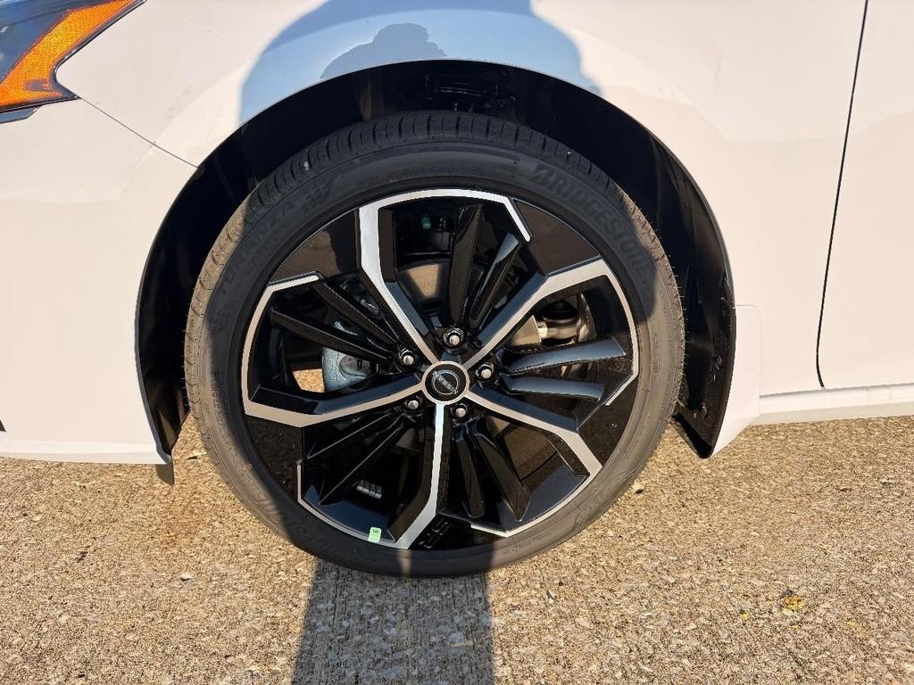 Nissan Altima Vehicle Full-screen Gallery Image 18