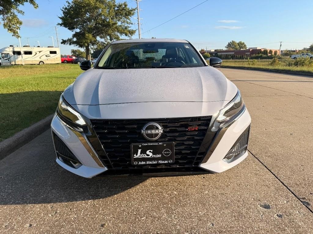 Nissan Altima Vehicle Full-screen Gallery Image 19