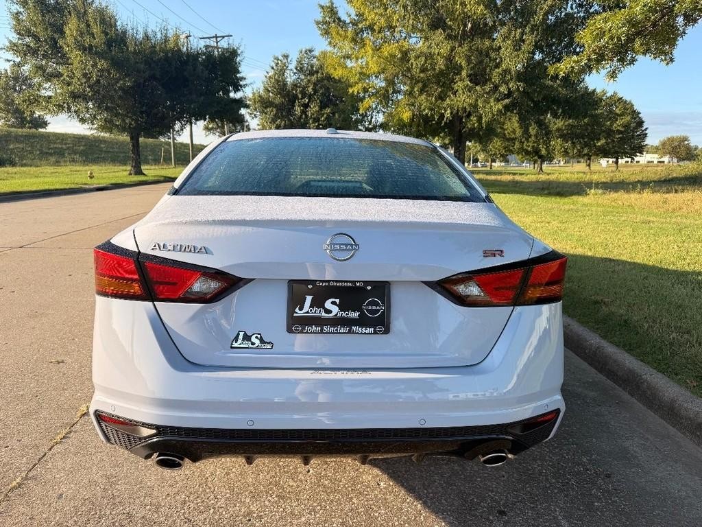 Nissan Altima Vehicle Full-screen Gallery Image 20