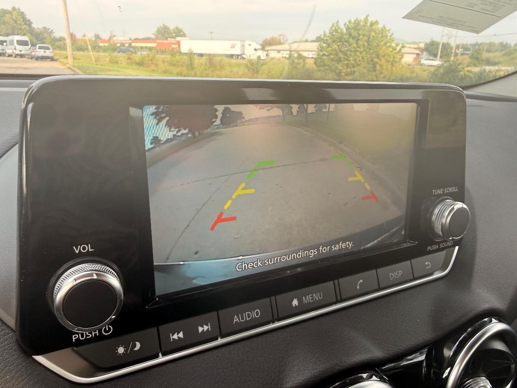 Nissan Sentra Vehicle Full-screen Gallery Image 02