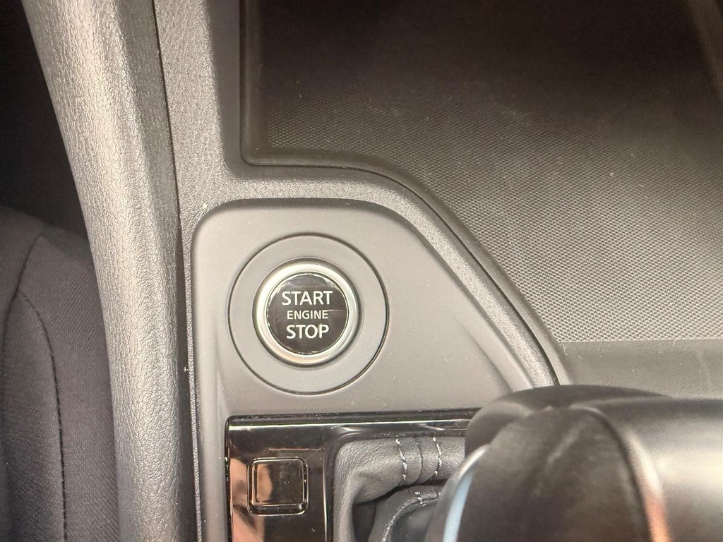 Nissan Sentra Vehicle Full-screen Gallery Image 03