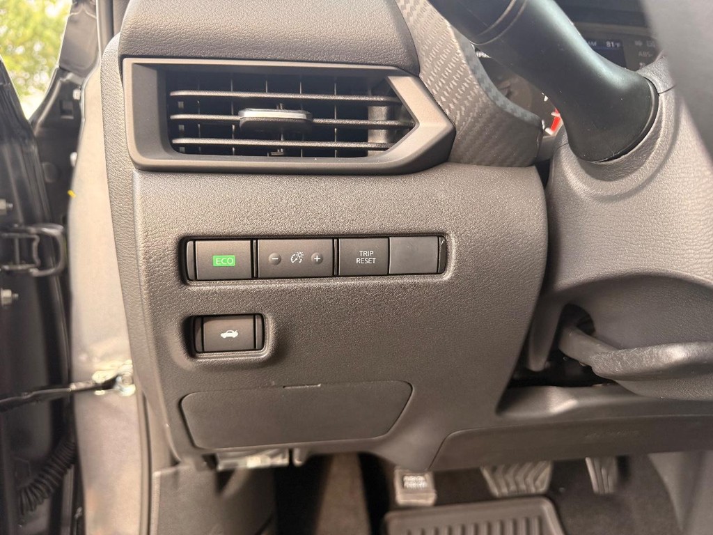 Nissan Sentra Vehicle Full-screen Gallery Image 04