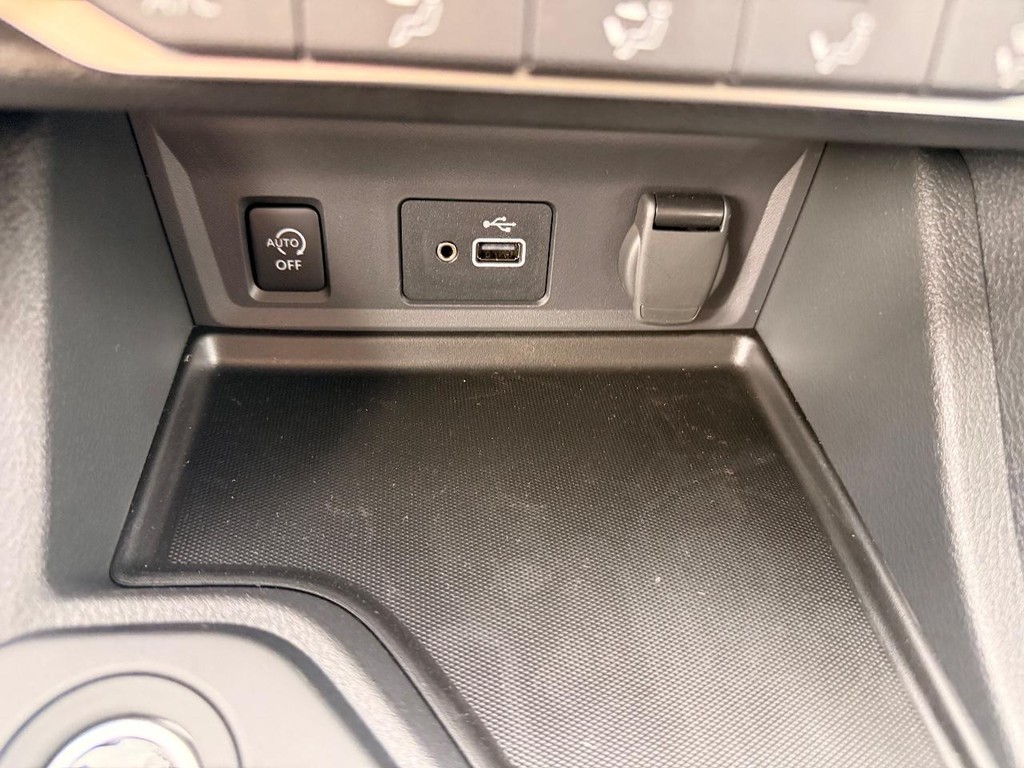 Nissan Sentra Vehicle Full-screen Gallery Image 06