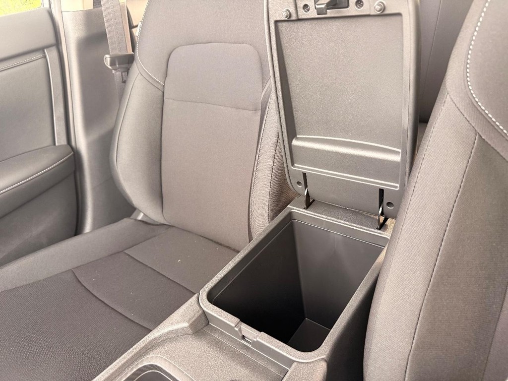 Nissan Sentra Vehicle Full-screen Gallery Image 07