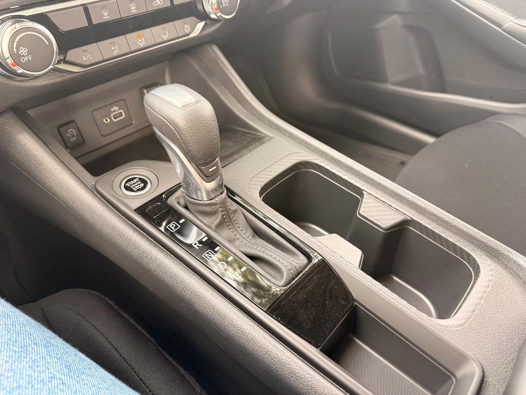 Nissan Sentra Vehicle Full-screen Gallery Image 08