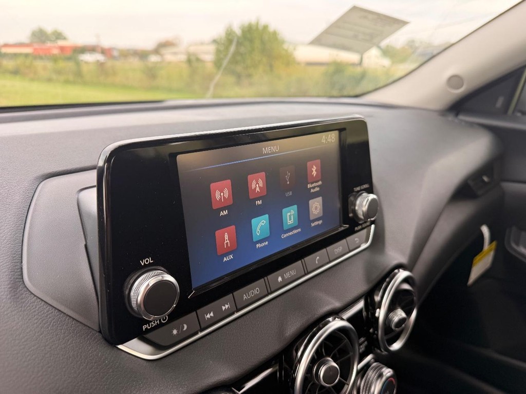 Nissan Sentra Vehicle Full-screen Gallery Image 09