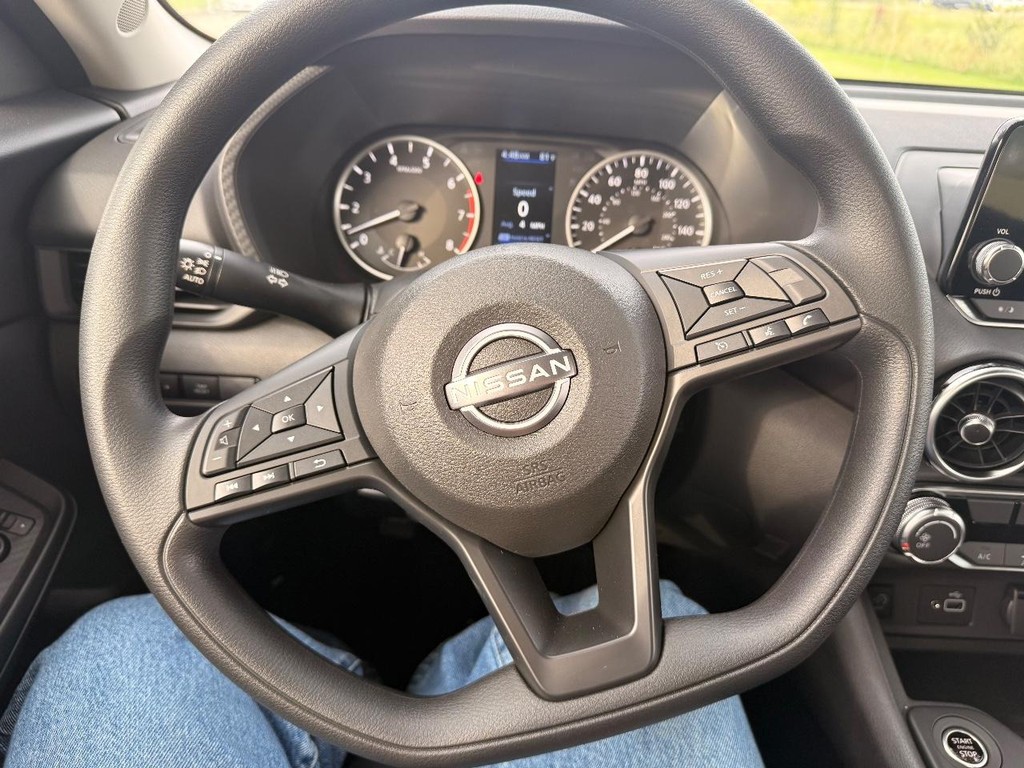 Nissan Sentra Vehicle Full-screen Gallery Image 11