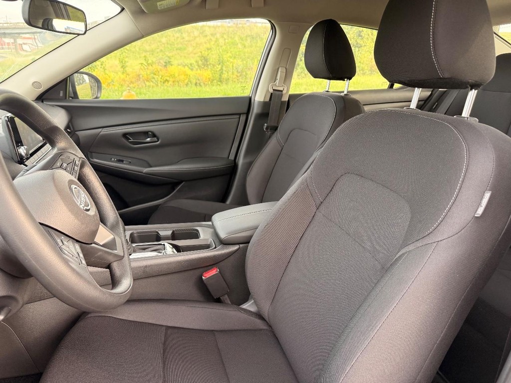 Nissan Sentra Vehicle Full-screen Gallery Image 12