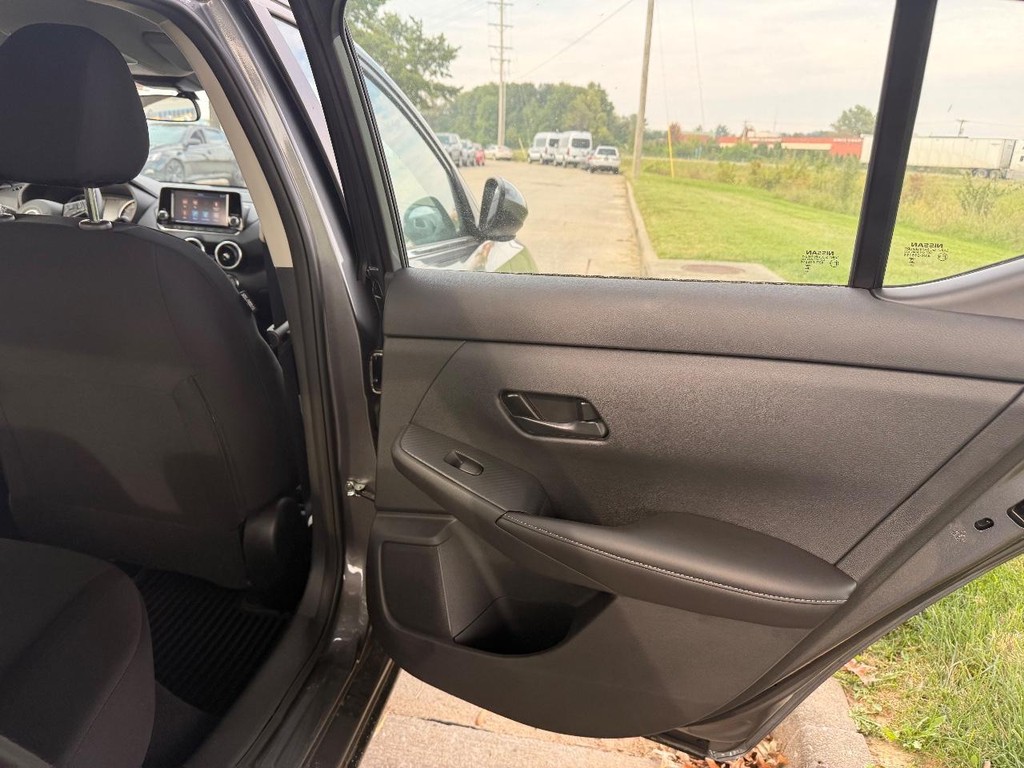 Nissan Sentra Vehicle Full-screen Gallery Image 13