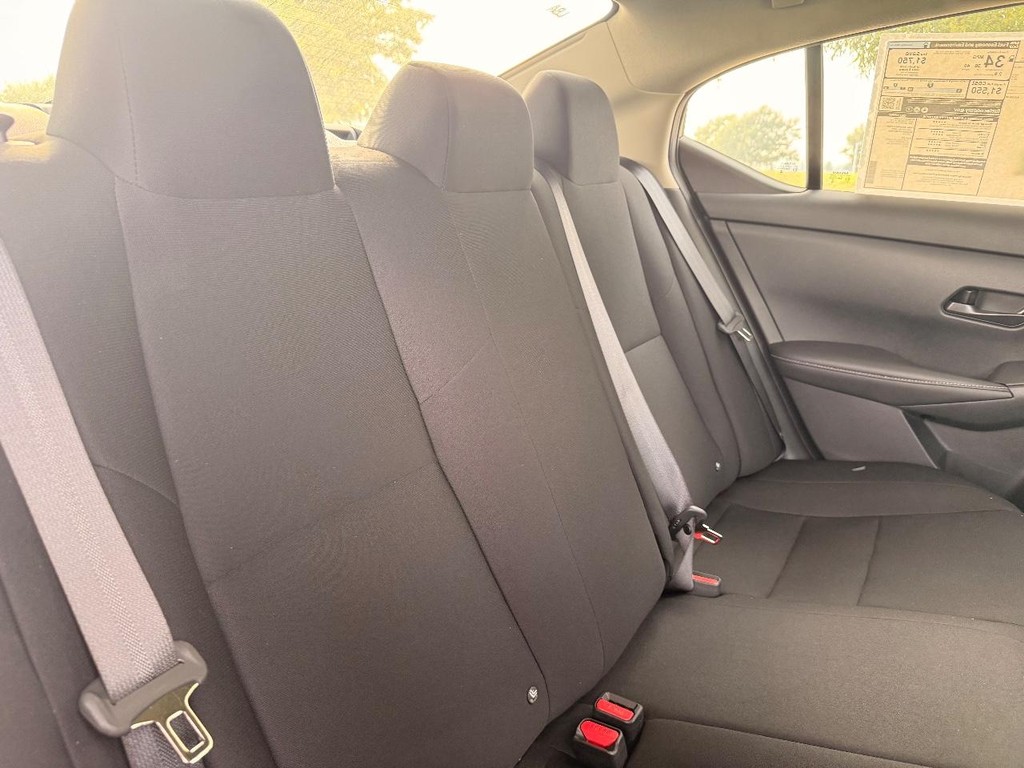 Nissan Sentra Vehicle Full-screen Gallery Image 14