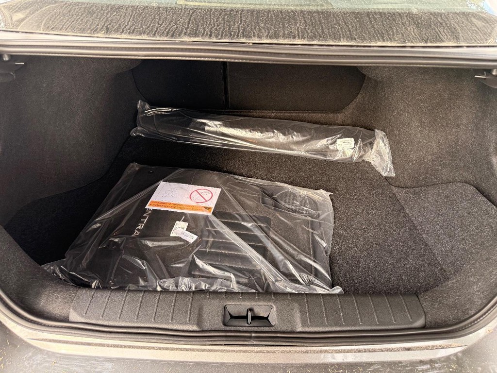 Nissan Sentra Vehicle Full-screen Gallery Image 15