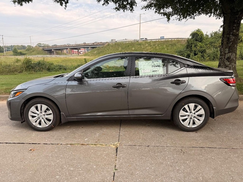Nissan Sentra Vehicle Full-screen Gallery Image 17
